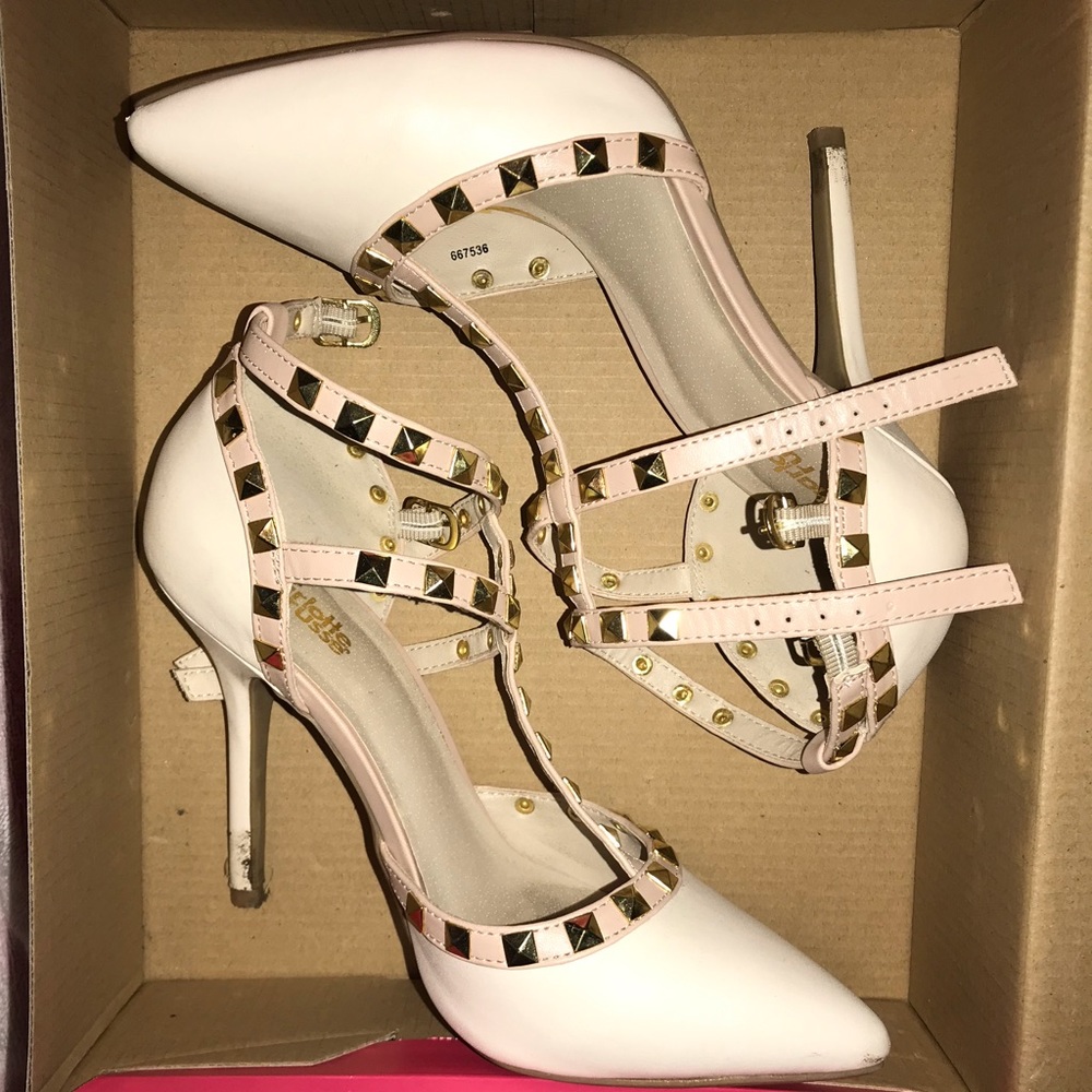 Cream pointed heel